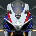 純正アクセサリーのウイングレット(価格18万7000円)は、見た目のグレードアップと共にサーキットにおけるコーナリングの立ち上がりの際にスムーズな加速を促してくれる