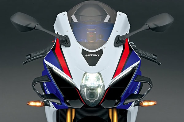 純正アクセサリーのウイングレット(価格18万7000円)は、見た目のグレードアップと共にサーキットにおけるコーナリングの立ち上がりの際にスムーズな加速を促してくれる