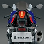 テールまわりの外観をスタイリッシュに演出してくれるリヤコンビネーションランプ&ライセンスランプ