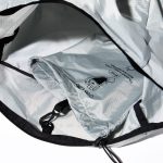 バッグ本体に役目を終えたパラグライダーのキャノピー(翼)に使用される高強度ナイロンをアップサイクル