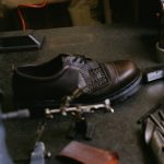 リーズを拠点とするタンナーC. F. Stead社が供給するクロムフリーレザーを採用