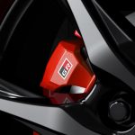 専用17インチホイールにレッドブレーキキャリパーを採用