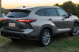 【累計360万台売れた超大型SUV】旧クルーガーの系譜！アメリカン3列シートSUV「トヨタ ハイランダー」がついに日本逆上陸
