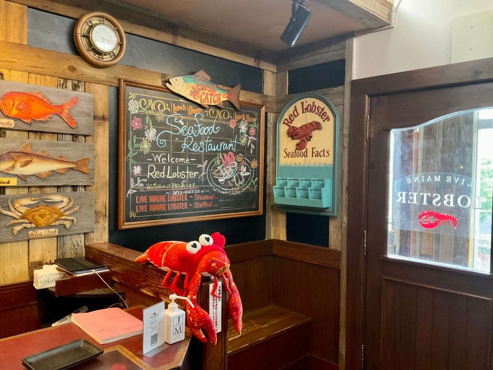 レッドロブスター、海辺のリゾートをイメージした可愛らしい店内