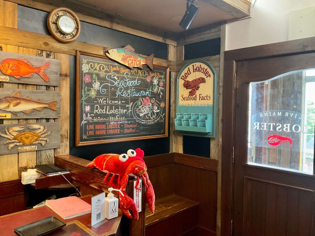 レッドロブスター、海辺のリゾートをイメージした可愛らしい店内