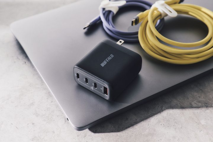 【1台で電源回りスッキリ】バッファロー「100W・4ポート」の最新PD充電器がリモートワークの救世主/No.1モノ雑誌編集長のお墨付き『コレ買いです』Vol.176