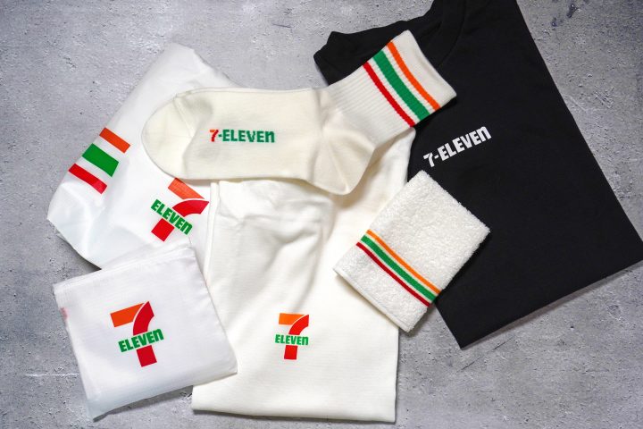 【ファミマに続くか?】ついに参入!セブンのコンビニ服をライターがガチ検証!Tシャツやエコバッグ全6型のクオリティを正直レビュー