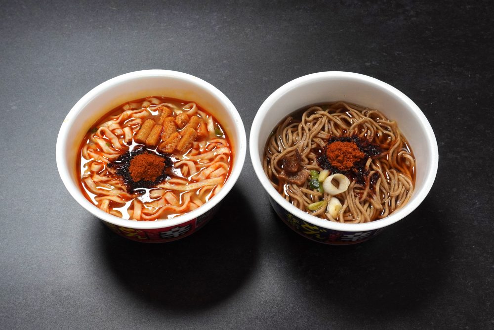 日清食品（左）「日清の辛どん兵衛 豚だしうどん」（右）「日清の辛どん兵衛 牛だしそば」