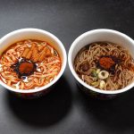 日清食品（左）「日清の辛どん兵衛 豚だしうどん」（右）「日清の辛どん兵衛 牛だしそば」