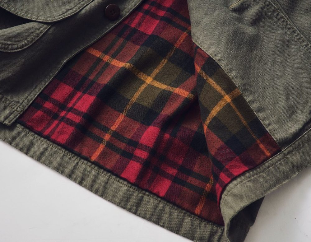 裏地は伝統的なチェック柄となるコットン100％製のフランネル生地を採用