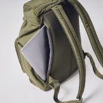 メイン収納部にはトップに加え、サイドからもアクセス可能