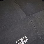 倒したときのすき間を埋めるためのボードを備える