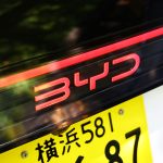 リアのエンブレムは光るタイプを採用