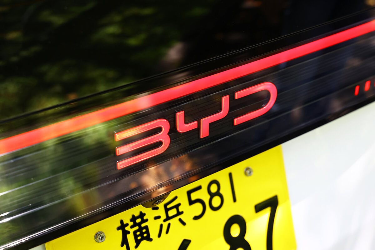 リアのエンブレムは光るタイプを採用