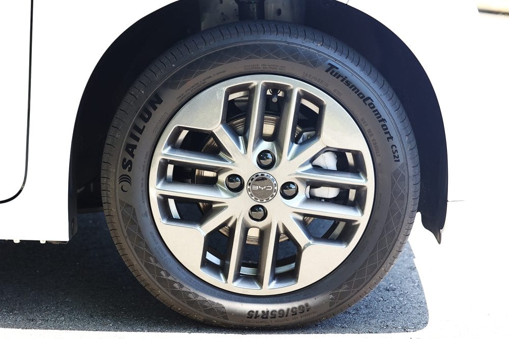 タイヤサイズは165/65R15と一般的なサイズ