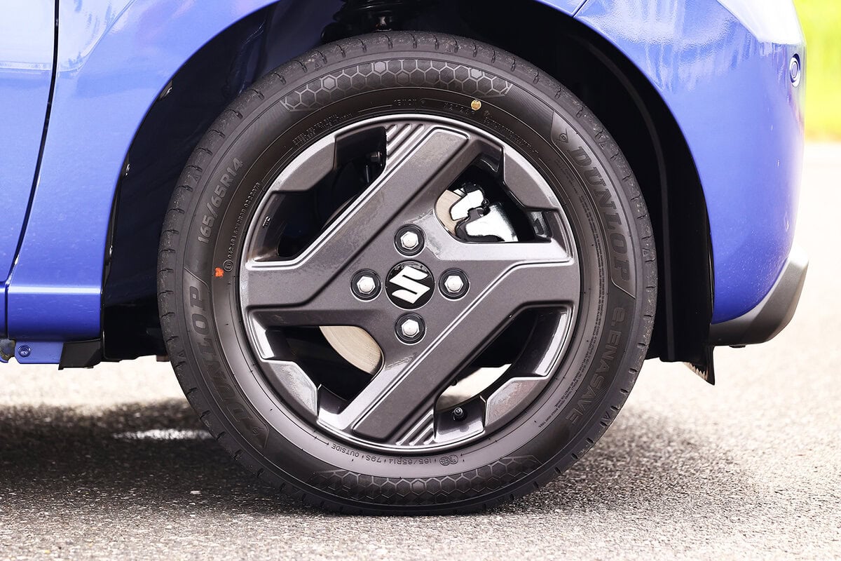 タイヤサイズは165/65R14と少し太め。銘柄はダンロップのeエナセーブ