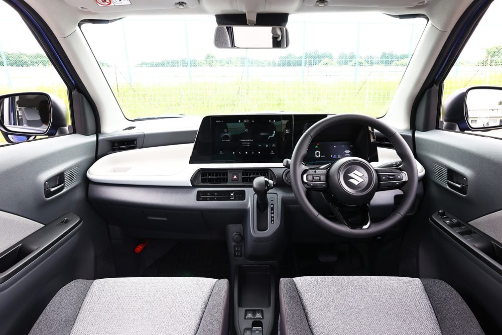 外観とは打って変わって、未来感を強く出している運転席まわり