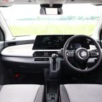外観とは打って変わって、未来感を強く出している運転席まわり