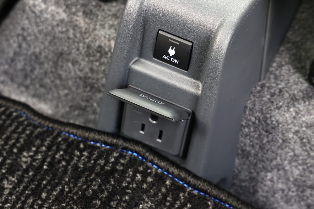 前席の間に100V/1500Wのコンセントが用意されている