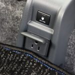 前席の間に100V/1500Wのコンセントが用意されている
