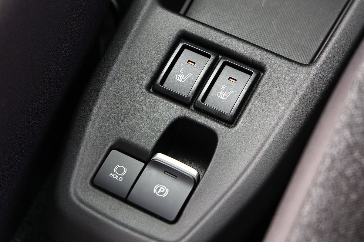 EVの場合、ヒーターは電気を消費するのでシートヒーターは必需品