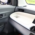 ドリングホルダーは陶器をイメージしたいというトレイと一体化