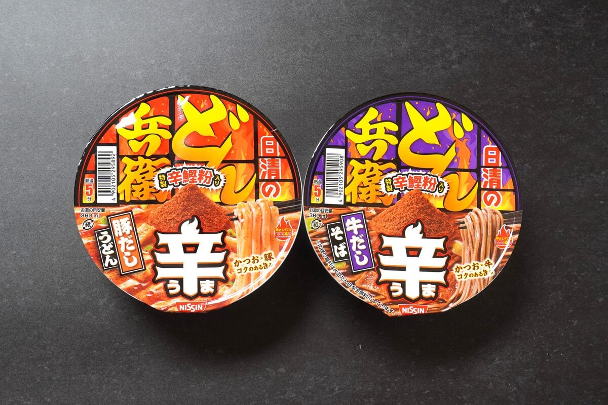 日清食品(左)「日清の辛どん兵衛 豚だしうどん」(右)「日清の辛どん兵衛 牛だしそば」