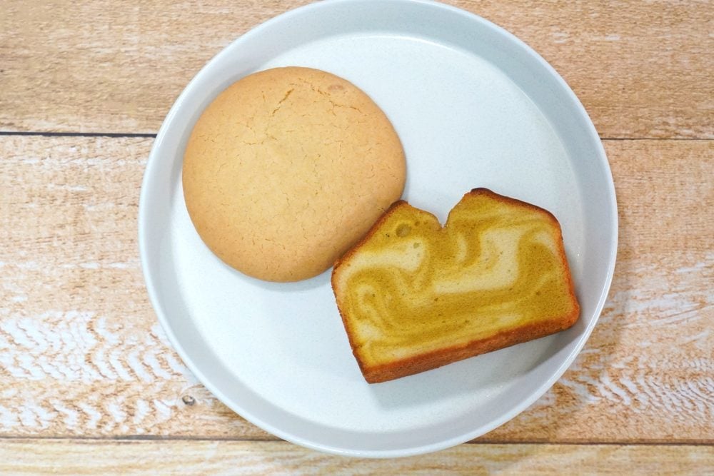 ファミリーマート
（左）「東京ばな奈 バナナかすたあどクッキー」
￥205（税込）
（右）「東京ばな奈 バナナかすたあどパウンドケーキ」
￥190（税込）