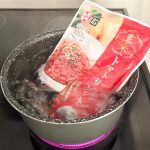作り方は簡単で、湯せんと電子レンジで加熱する2通りがあり、湯せんをする場合は熱湯で7〜8分加熱