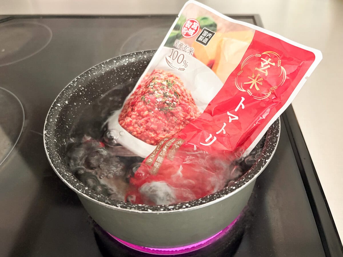 作り方は簡単で、湯せんと電子レンジで加熱する2通りがあり、湯せんをする場合は熱湯で7〜8分加熱