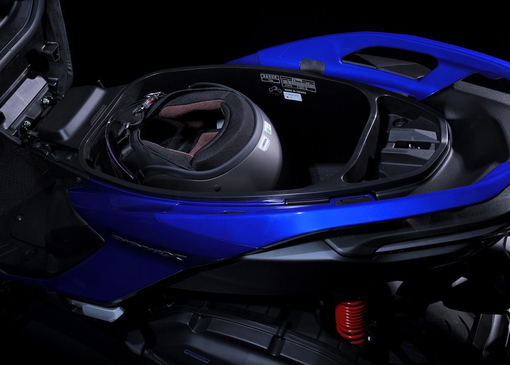 フルフェイスヘルメットをスッキリと収納可能な約28Lのシート下のラゲッジスペース