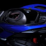 フルフェイスヘルメットをスッキリと収納可能な約28Lのシート下のラゲッジスペース