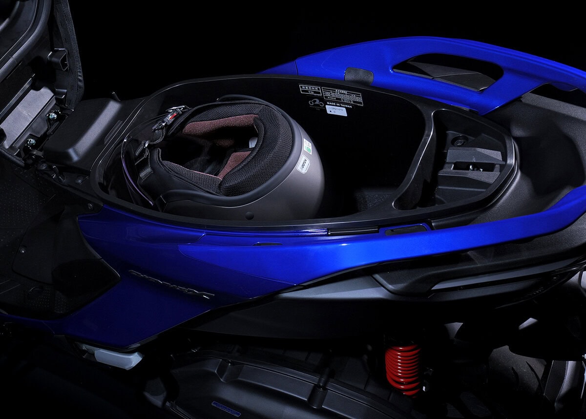 フルフェイスヘルメットをスッキリと収納可能な約28Lのシート下のラゲッジスペース