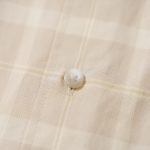 一般的なアメカジシャツはプラスチックの平なボタンが多いが、今作は立体感のある作りで生地に馴染むように同じトーンで構成