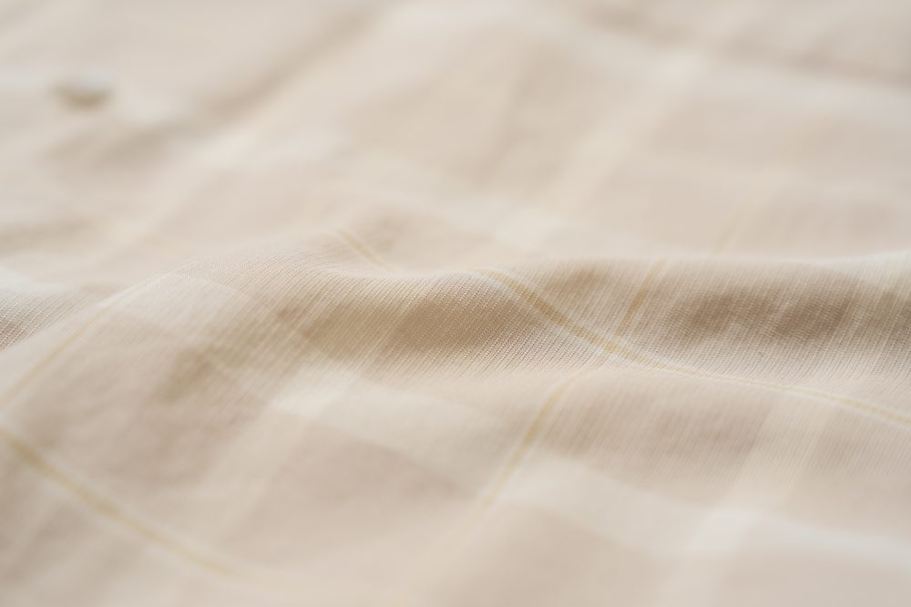 コットン100％のドビー素材を採用することで、上品な質感とドレープが出るため、ドレスシャツのようなエレガントさをもたらしてくれる