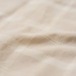 コットン100％のドビー素材を採用することで、上品な質感とドレープが出るため、ドレスシャツのようなエレガントさをもたらしてくれる