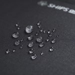 引き裂きに強いタフな素材を使用し、水を弾く仕様