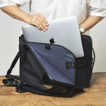 L字ファスナーで大きく開くPCスペース