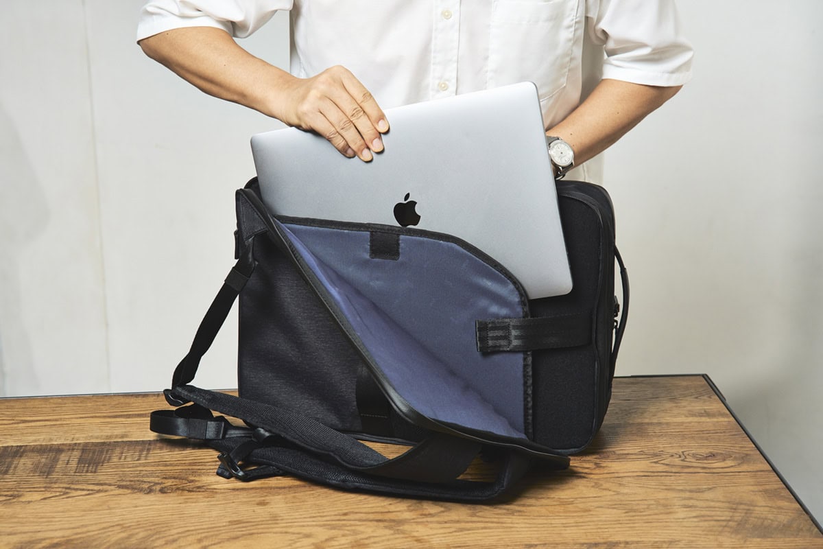 L字ファスナーで大きく開くPCスペース