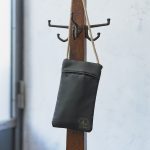 MonoMax9月号増刊特別付録 キャプテンスタッグ「調光サングラス＆ショルダーポーチセット」 【サイズ（約）】サングラス：高さ4.5×幅14cm　ショルダーポーチ：高さ19.5×幅11.5cm　ショルダーストラップの長さ140cm［最長］