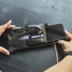 ポーチ背面には、スマホがすっぽり収まるポケットが