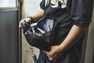 【荷物を詰めても膨らまない!?】シャカ付録「じゃばら式4層ショルダーバッグ」が凄い！500mlボトルも入る収納力をスタイリストがガチ検証『MonoMax9月号』