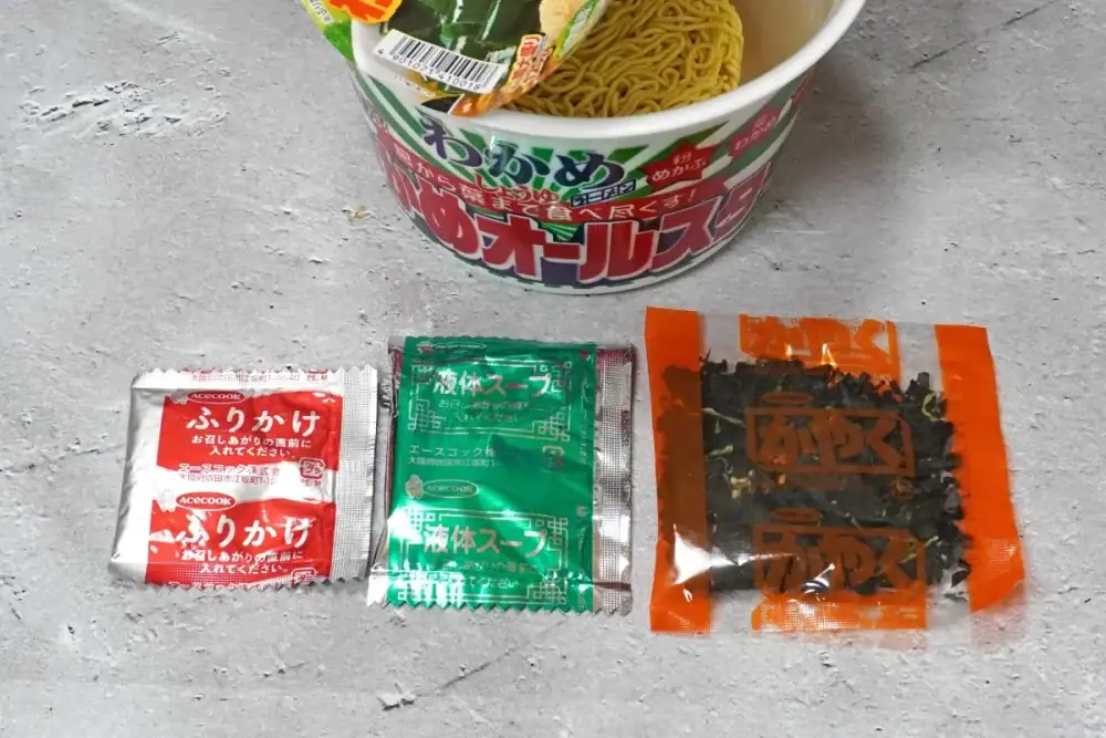 第3位 【カップ麺マニア最速実食】わかめラーメンを魔改造!? エースコック超大盛り「わかめオールスター」がもう理解を超えた味だった