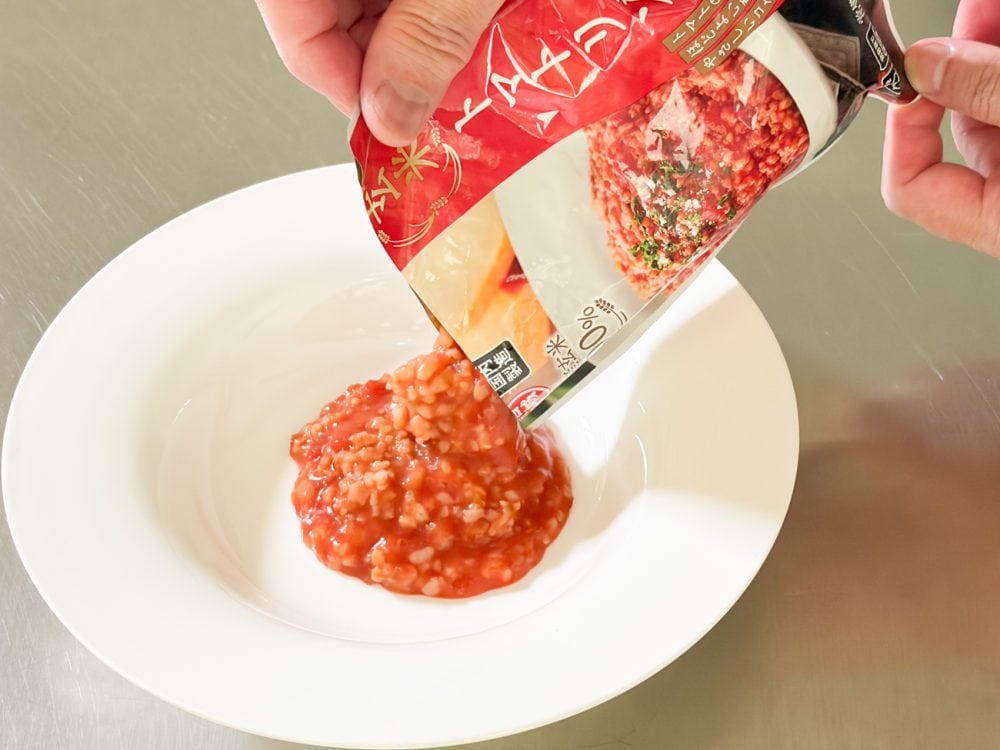 湯せん調理の場合は、レトルトパックがかなり熱くなっているので、火傷に注意しながら器に移します
