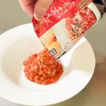 湯せん調理の場合は、レトルトパックがかなり熱くなっているので、火傷に注意しながら器に移します