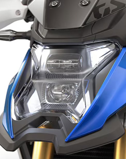 R1300GSを彷彿とさせるXシェイプを採用したフルLEDヘッドライト