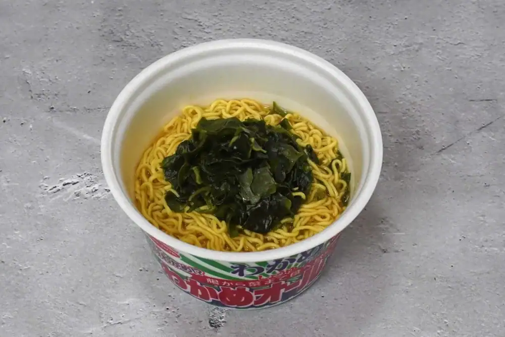 第3位 【カップ麺マニア最速実食】わかめラーメンを魔改造!? エースコック超大盛り「わかめオールスター」がもう理解を超えた味だった