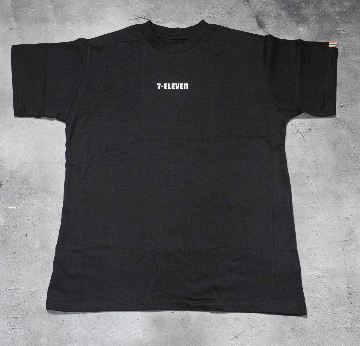 7-11 Tシャツ英字ロゴ 黒
