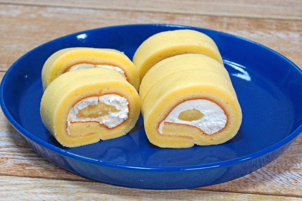 ファミリーマート「東京ばな奈 もっちりクリームロール ダブルバナナ味」¥380(税込)。5個入り
