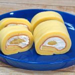 ファミリーマート「東京ばな奈 もっちりクリームロール ダブルバナナ味」￥380（税込）。5個入り